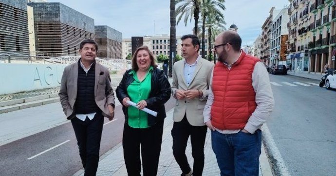 La secretaria de Aguas de la Ejecutiva Provincial del PSOE, Laura Pichardo, junto a otro miembros de la formación.