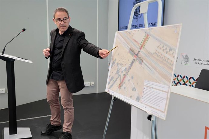 El concejal de Urbanismo y Obra Pública, Miguel Ángel Fernández Madrid, presenta el proyecto.