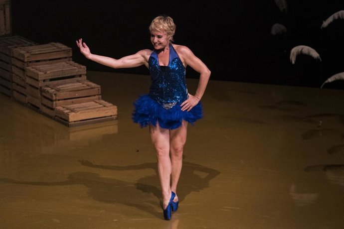 Archivo - Escena de la obra 'Malditas plumas'.