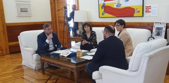 El consejero José Luis Soro, Junto a la alcaldesa de Zuera, María Jesús Gracia , y el alcalde de Gúdar, Alberto Izquierdo