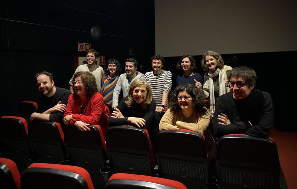 La cineasta Isona Passola y la productora Anna Rosa Cisquella en la presentación del Espai Texas, un proyecto que busca reabrir el espacio convertido en una sala dedicada al cine y al teatro, junto a los otros miembros del proyecto