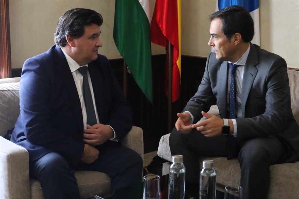 Archivo - El consejero de Justicia, Administración Local y Función Pública, José Antonio Nieto, en su reunión con el alcalde de Huelva, Gabriel Cruz, en octubre de 2022.