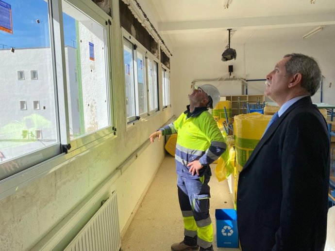 El delegado territorial de Desarrollo Educativo y Formación Profesional, José Francisco Viso, en el CEIP Antonio Valderrama de Espiel.