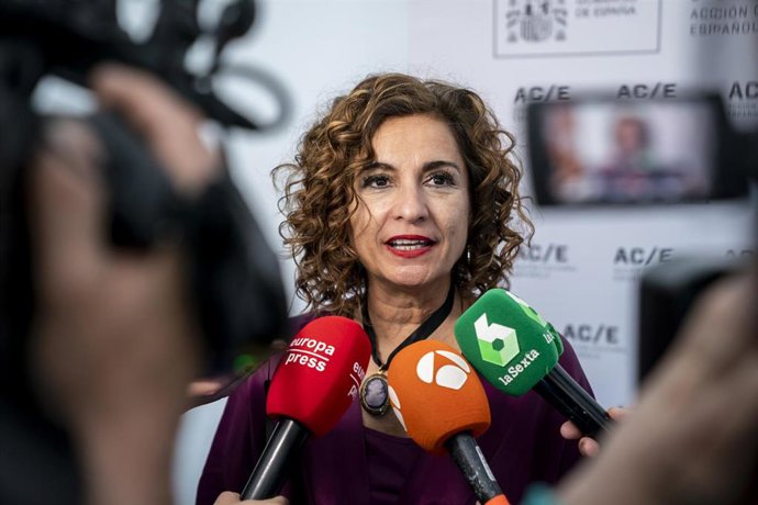 La ministra de Hacienda y Función Pública, María Jesús Montero, atiende a los medios a su llegada a la presentación del legado y memoria audiovisual de las actividades de España en la Feria del Libro de Fráncfort 2022, en el Instituto Goethe, a 15 de ma