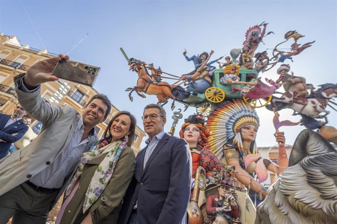 El presidente del PP, Alberto Núñez Feijóo, junto a la presidenta del PP en Valncia y candidata a la Alcaldía de la ciudad, María José Catalá, y el presidente del PPCV, Carlos Mazón, en su visita a la falla Convento Jerusalén.