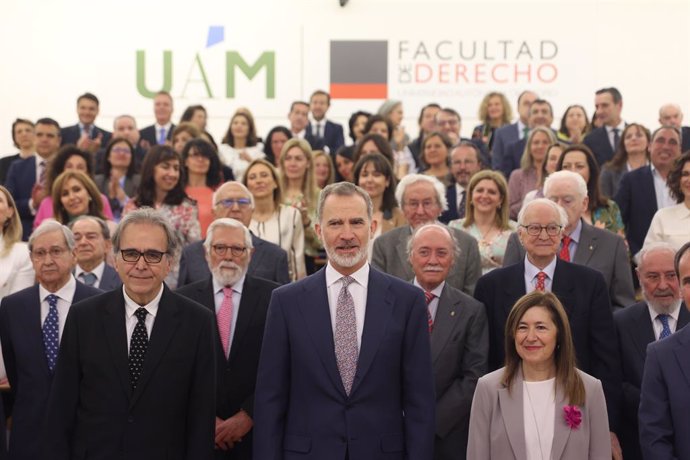 (I-D) El ministro de Universidades, Joan Subirats; el Rey Felipe VI y la rectora de la Universidad Autónoma de Madrid, Amaya Mendikoetxea, posan durante el acto conmemorativo del 30 aniversario de la Licenciatura de Derecho, en la Universidad Autónoma 