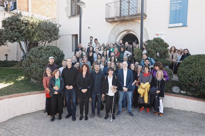 Foto de família de la presentació del centre InnoBA-Ca n'Andalet