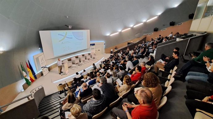 Un centenar de profesionales de la extinción aérea de incendios forestales intercambia experiencias en Sevilla