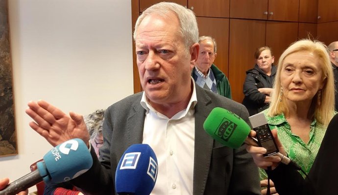 El concejal de Medio Ambiente y Movilidad del Ayuntamiento de Gijón, Aurelio Martín, durante unas declaraciones a los medios de comunicación, junto a Salomé Díaz, concejala de Obras