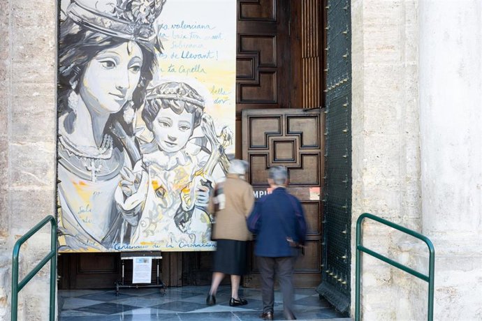 El cuadro gigante pintado por Luis Lonjedo en honor a la Mare de Déu se exhibe ya en la Basílica