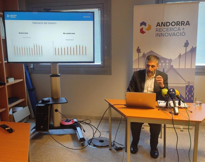 Joan Micó durant la presentació del sondeig electoral