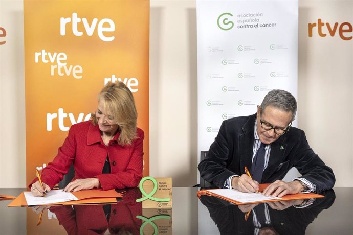 La presidenta interina de RTVE, Elena Sánchez Caballero, y el presidente de la AECC, Ramón Reyes, firman un convenio de colaboración para divulgar y visibilizar el cáncer. En Prado del Rey (Madrid), a 16 de marzo de 2023.