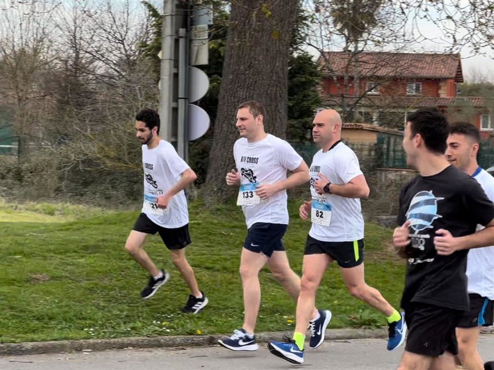El candidato de Foro Asturias a la Presidencia del Principado, Adrián Pumares, participa en la carrera XIV Cross EPI Gijón 'Ramón Gallego', en Gijón, junto al portavoz gijonés de Foro, Jesús Martínez Salvador