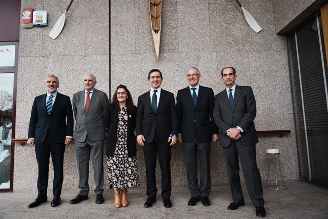 El presidente del BBVA, Carlos Torres Vila, con distintos miembros del Círculo de Empresarios vascos, entre ellos, Juan Asua. Andrés Arizkorreta, Rosa Carabel, su presidente,, José Galindez y Enrique Portocarrero, a la entrada de una reunión en Getxo