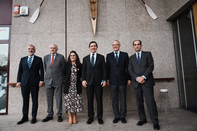 El presidente del BBVA, Carlos Torres Vila, con distintos miembros del Círculo de Empresarios vascos, entre ellos, Juan Asua. Andrés Arizkorreta, Rosa Carabel, su presidente,, José Galindez y Enrique Portocarrero, a la entrada de una reunión en Getxo