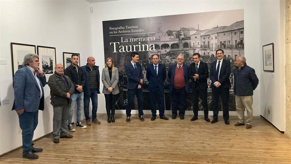 Inaugurada en el Palacio de los Águila la muestra 'La memoria taurina: fotografías taurinas en los Archivos Estatales'.