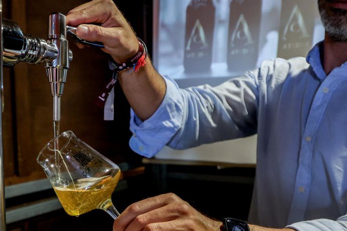 Archivo - Una cerveza rubia de grifo tirada en copa de cristal durante el Gran Festival de la Cultura Cervecera de España, en la Feria de Madrid IFEMA, a 28 de mayo de 2022, en Madrid (España). Cerveceros de España celebra su centenario con un Gran Fest