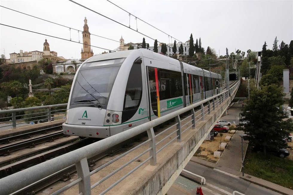 Archivo - Un convoy del Metro a su paso por San Juan de Aznalfarache. 