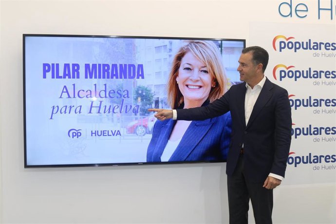 El coordinador general de la campaña de Pilar Miranda a la Alcaldía de Huelva, Felipe Arias, en rueda de prensa.