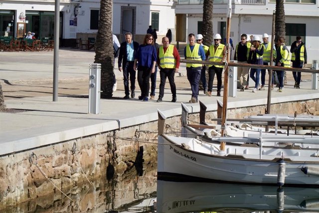 La presidenta del Govern, Francina Armengol, visita la reforma del puerto de Fornells, Menorca