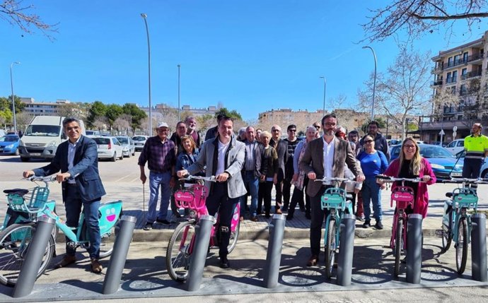 El alcalde de Palma, José Hila, inaugura la nueva estación de Bicipalma en Son Gibert, una de las diez primeras más allá de la Via de Cintura.