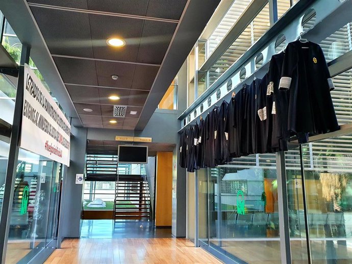 Archivo - Togas colgadas simbólicamente en la Ciudad de la Justicia de Almería en una nueva jornada de huelga de los LAJs