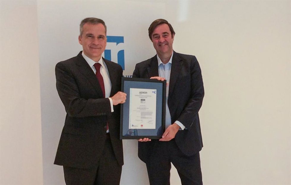 Entrega del certificado a Tecnicas Reunidas