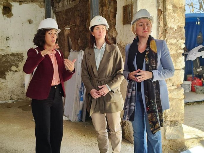 La directora general de Vivienda, Eloísa María Cabrera (dcha.), y la delegada territorial de Fomento, Articulación del Territorio y Vivienda en Córdoba, Cristina Casanueva (centro), en su visita a Hornachuelos.