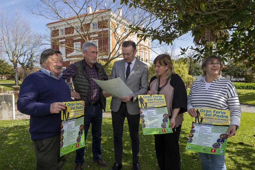 El consejero de Desarrollo Rural, Ganadería, Pesca, Alimentación y Medio Ambiente, Guillermo Blanco (centro), y la alcaldesa de Polanco, Rosa Díaz (segunda por la izda) en la presentación del cartel de la III Gran Feria del Padre del municipio
