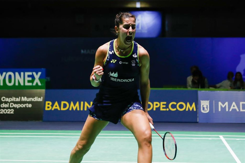 Archivo - La jugadora española de bádminton Carolina Marín celebra un punto durante un partido
