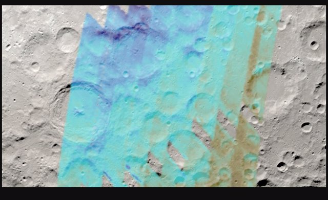 Una visualización de los datos de SOFIA que miden una señal o "firma luminosa" de agua superpuesta a una visualización de la Luna tal como aparecía en el momento de las observaciones en febrero de 2022.