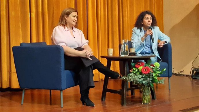 La consellera de Territorio del Consell de Mallorca, Maria Antnia Garcías y la consellera de Presidencia del Govern, Mercedes Garrido.