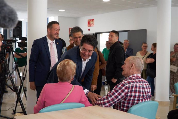 El presidente del Cabildo de Tenerife, Pedro Martín, conversa con dos usuarios del nuevo centro de mayores de La Victoria
