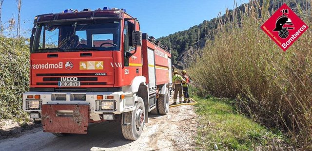 Imagen de un camión de bomberos en un incendio forestal en Callosa d'en Sarrià (Alicante).