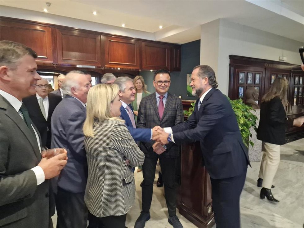 El presidente de Abanca junto al conselleiro do Medio Rural, entre otros.