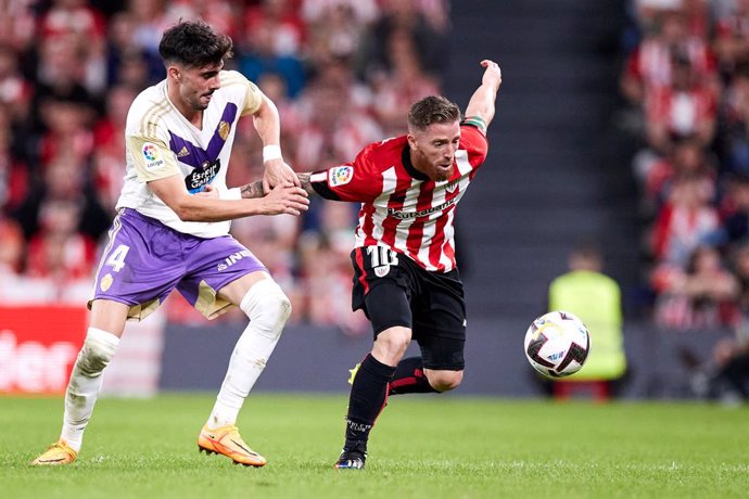 Archivo - Iker Muniain of Athletic Club competes for the ball with Kike Perez of Real Valladolid CF during the La Liga Santander match between Athletic Club and Real Valladolid CF at San Mames on November 8, 2022, in Bilbao, Spain.