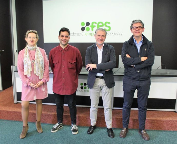 El presidente de FES, Andrés Ortega, con miembros de la junta directiva de Asebovi.