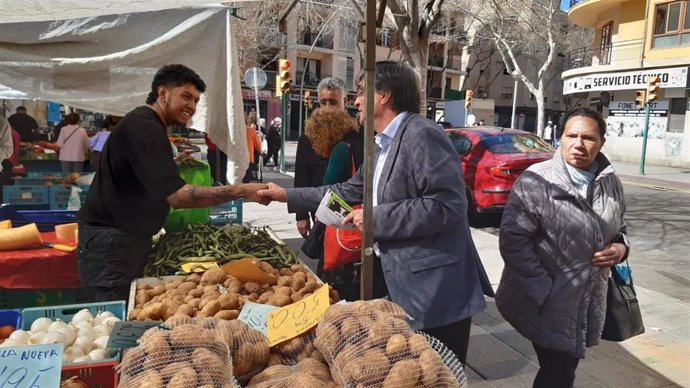 El presidente de Emaya, Ramon Perpiny, visitando el Mercado de Pere Garau