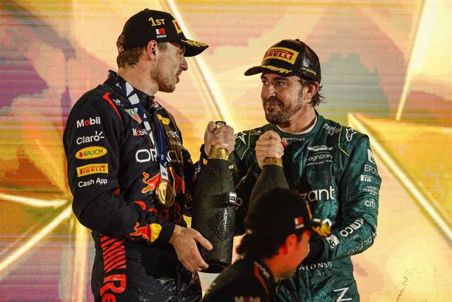 Fernando Alonso (Aston Martin) y Max Vertsappen (Red Bull), en el podio del Gran Premio de Baréin 2023. 