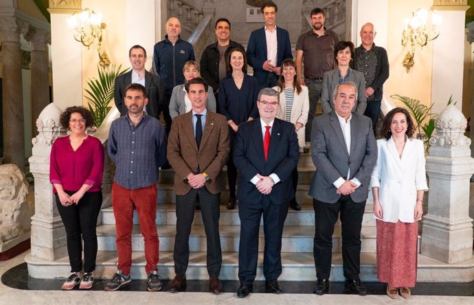 El alcalde de Bilbao, Juan Mari Aburto, con los participantes en el Consejo Asesor del Euskera.