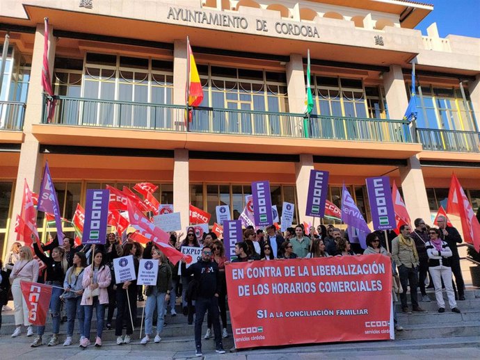 Un centenar de trabajadoras del comercio de Córdoba se concentra, convocadas por CCOO, a las puertas del Ayuntamiento en contra de la ampliación de horarios.