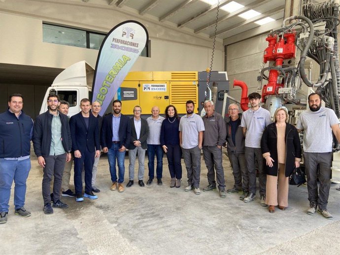Foto de grupo durante la visita del vicepresident i conseller de Transició Energtica, Juan Pedro Yllanes, a Perforaciones Roig