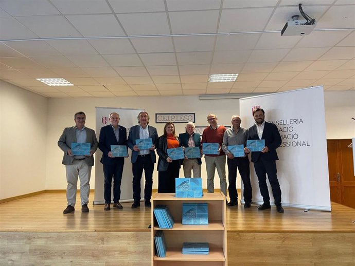 El conseller de Educación y Formación Profesional, Martí March, y la consellera de Presidencia, Función Pública e Igualdad, Mercedes Garrido, durante la presentación del Atlas geográfico e histórico de Baleares