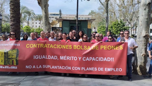 Concentración de trabajadores municipales del Ayuntamiento en la Plaza Nueva.
