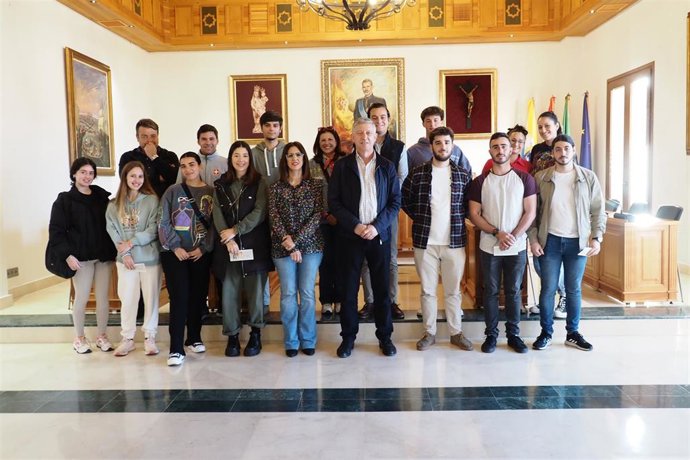 Un total de quince jóvenes palermos han recibido las Becas Matrícula del Ayuntamiento de Palos de la Frontera.