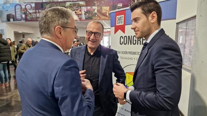 El consejero de Educación, Cultura y Deporte, Felipe Faci, momentos antes de la inauguración del I Congreso 'Una visión prismática del deporte', que organiza el Gobierno de Aragón.