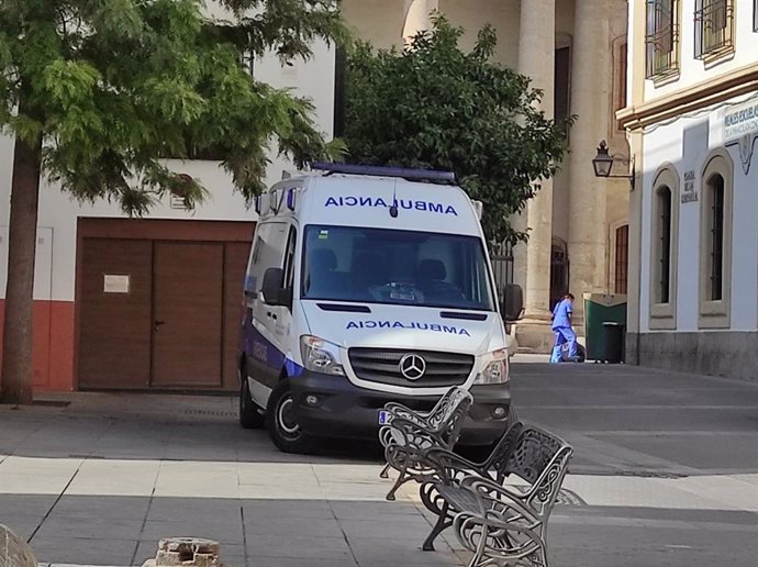 Archivo - Una ambulancia en la Plaza de la Compañía de Córdoba.