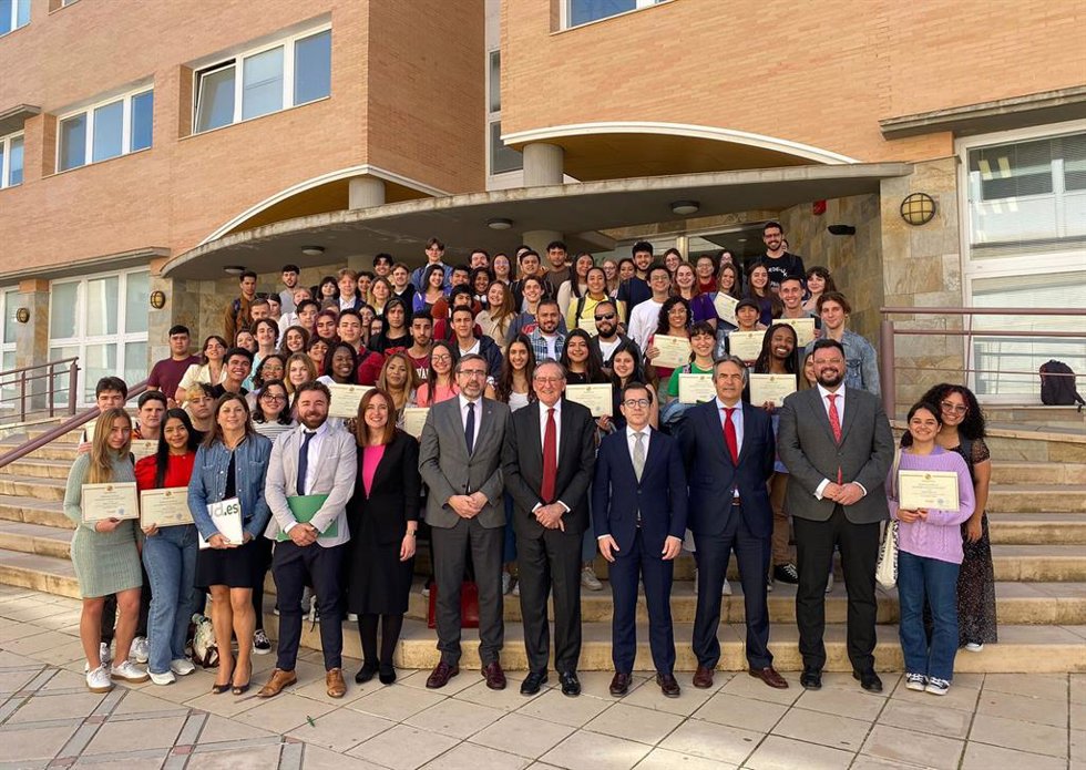 Representantes institucionales, con el alumnado becado Santander Talento