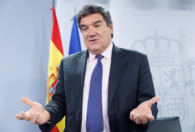 El ministro de Inclusión, Seguridad Social y Migraciones, José Luis Escrivá, atiende a medios tras una rueda de prensa posterior al Consejo de Ministros, en el Palacio de La Moncloa, a 16 de marzo de 2023, en Madrid (España). 