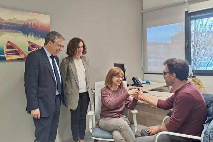 El consejero de Servicios Sociales y Gobernanza Pública, Pablo Rubio, ha visitado este jueves las instalaciones de la ONCE en Logroño para conocer, de manera directa, el funcionamiento del programa del mediador